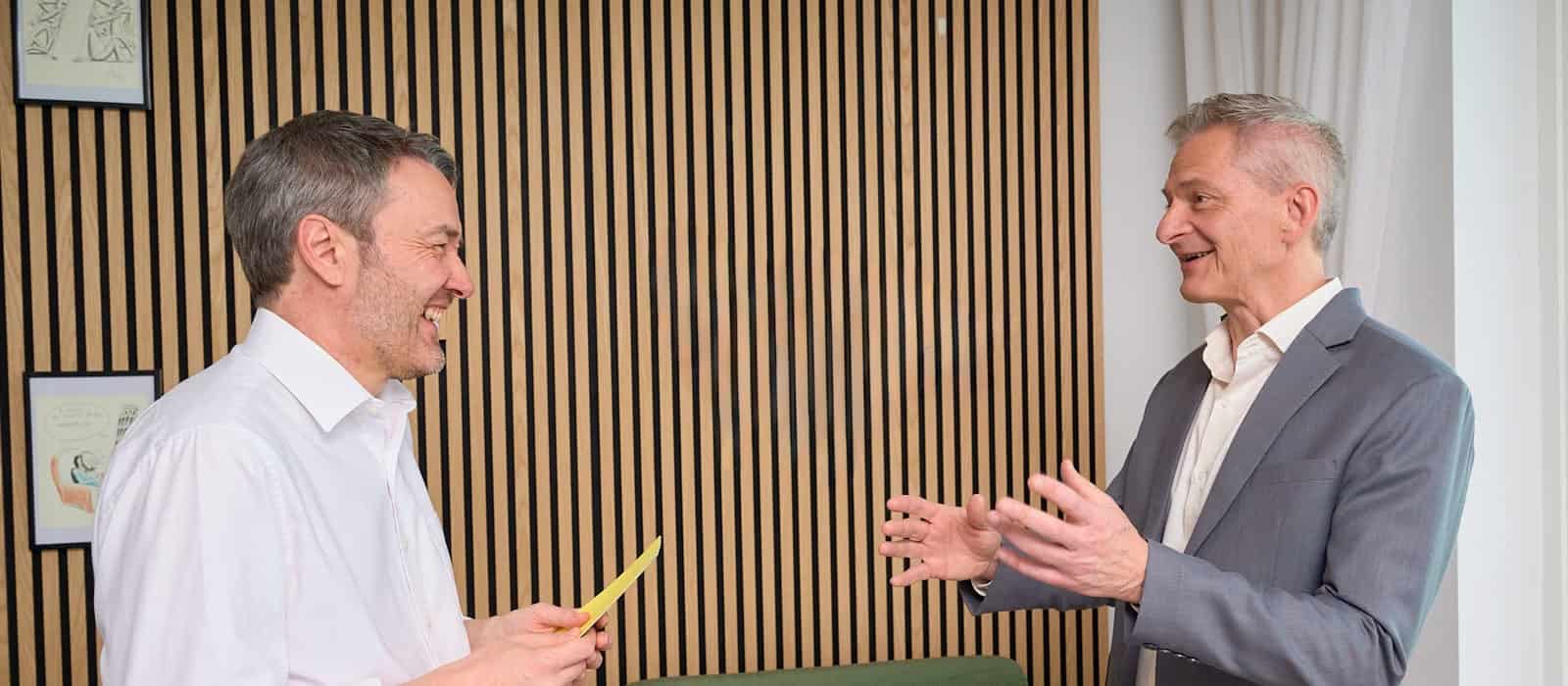 Werner Landsgesell in einem Präsentationsangst-Coaching in seiner Praxis in Wien